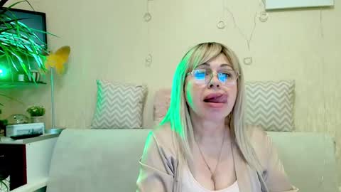 Snapshot of susienoreen chatting on March 2025 02:04:02 AM SusieNoreen online show from March 2025 02:04:02 AM