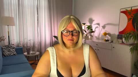 Caroline online show from April 2026 05:52:01 AM