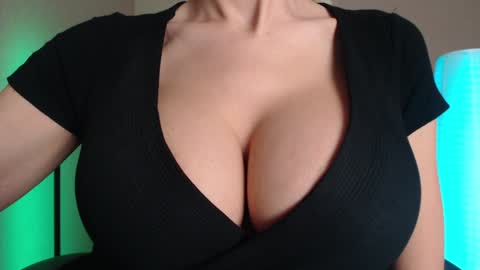 Snapshot of sweet_lil_thing chatting on December 2025 07:06:02 AM Jen online show from December 2025 07:06:02 AM