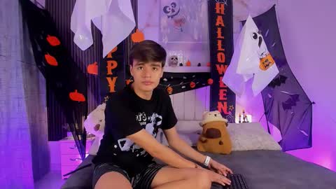 Snapshot of sweet_petter chatting on October 2025 12:49:01 PM Petter online show from October 2025 12:49:01 PM