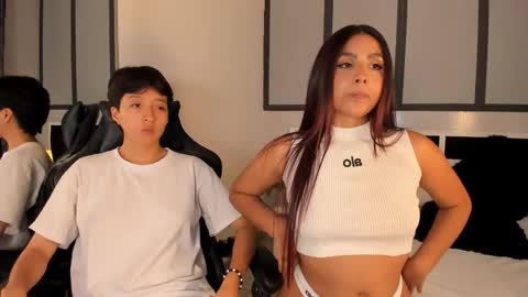 Snapshot of sweetcoupple chatting on September 2025 03:10:02 AM Eva Short hair girl - Victoria Long red hair online show from September 2025 03:10:02 AM