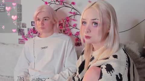 sweethearts_friends online show from April 2026 09:23:01 PM