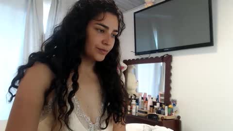 Dianis online show from November 2025 05:03:01 PM