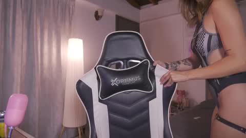 Cat independent model  online show from September 2025 02:26:01 AM