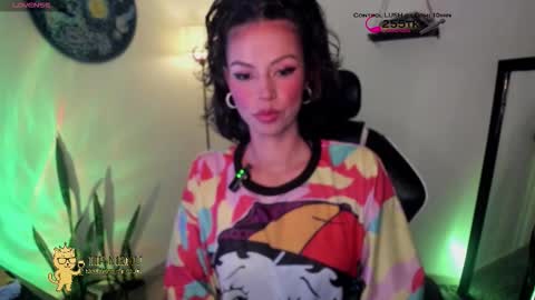 Snapshot of sweettianna chatting on February 2026 02:54:01 AM shamanta Independent modelHelp me reach 100 thumbs up online show from February 2026 02:54:01 AM
