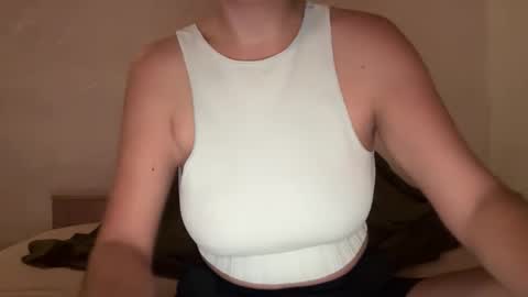 Snapshot of tarcymoon chatting on June 2026 04:32:02 AM tracypussy online show from June 2026 04:32:02 AM