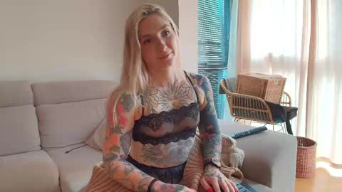 Snapshot of tattoobbgirl chatting on May 2026 04:45:01 PM tattoobbgirl online show from May 2026 04:45:01 PM