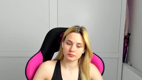 Snapshot of tayla_shy chatting on May 2026 07:10:02 PM Tay online show from May 2026 07:10:02 PM