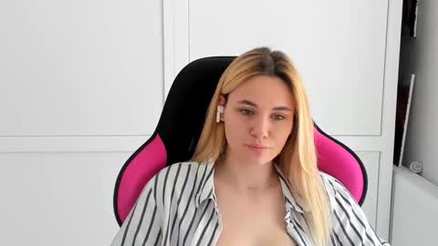 Snapshot of tayla_shy chatting on June 2026 12:28:02 PM Tay online show from June 2026 12:28:02 PM