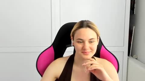 Snapshot of tayla_shy chatting on June 2026 12:40:01 PM Tay online show from June 2026 12:40:01 PM