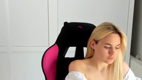 Snapshot of tayla_shy chatting on July 2026 12:33:01 PM Tay online show from July 2026 12:33:01 PM