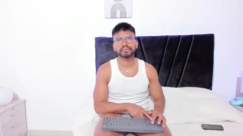 taylormaccurdy_ online show from November 2025 03:44:02 PM