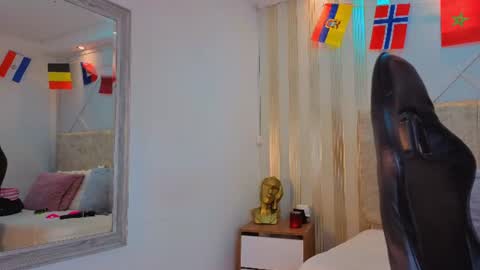 Snapshot of tayra_pradit chatting on June 2026 06:42:02 PM tayra online show from June 2026 06:42:02 PM