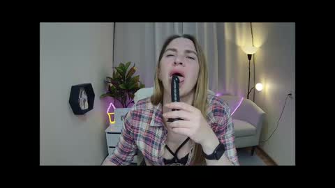 Snapshot of tessadaybreak chatting on May 2026 08:21:01 AM tessadaybreak online show from May 2026 08:21:01 AM