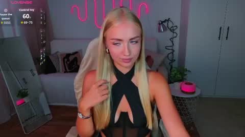 Snapshot of tessahamilton chatting on June 2026 11:02:01 AM TessaHamilton online show from June 2026 11:02:01 AM