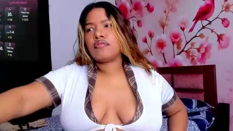 Snapshot of thais_waldrof chatting on July 2026 05:03:02 AM Andreina online show from July 2026 05:03:02 AM