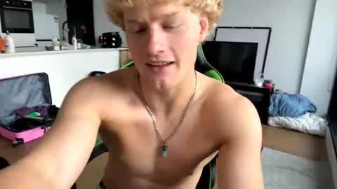 Snapshot of thatbl0ndeboyx chatting on December 2025 09:11:01 PM liammlust online show from December 2025 09:11:01 PM