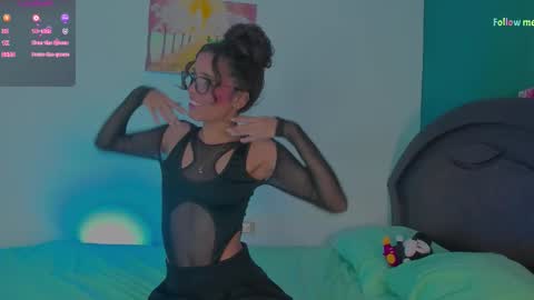 Snapshot of thedailyshow69 chatting on November 2025 07:21:01 AM Max  Sophie online show from November 2025 07:21:01 AM