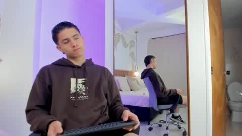 Snapshot of theohawke_ chatting on December 2024 10:44:02 AM THEO- MATEO online show from December 2024 10:44:02 AM