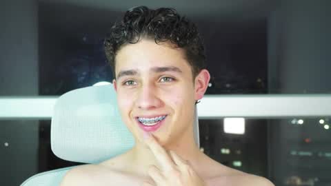 Snapshot of theohawke_ chatting on February 2025 11:30:02 PM THEO- MATEO online show from February 2025 11:30:02 PM