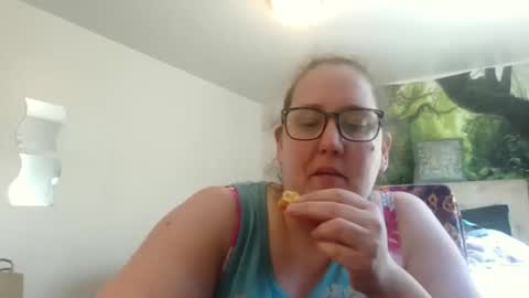 Snapshot of theresmoretolife chatting on May 2026 09:42:02 PM theresmoretolife online show from May 2026 09:42:02 PM