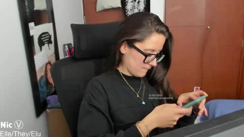 Nicole online show from April 2026 07:06:01 PM