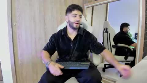 Snapshot of thiago_moretti chatting on July 2026 01:18:01 AM THIAGO online show from July 2026 01:18:01 AM