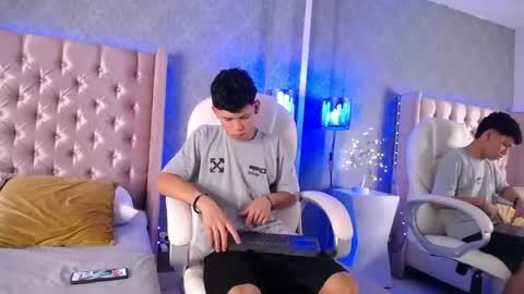 Snapshot of thiagoferrer_ chatting on June 2026 04:40:01 AM T H I A G O online show from June 2026 04:40:01 AM