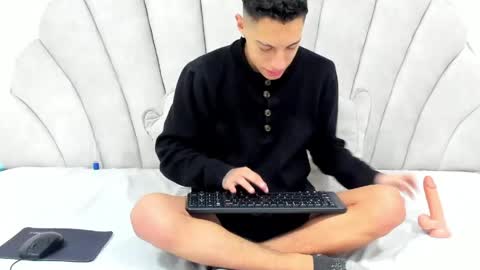 Thiago   online show from May 2026 12:22:01 PM