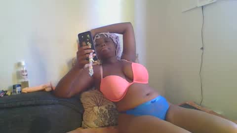 Snapshot of thickie_ chatting on November 2025 04:40:01 AM thickie_ online show from November 2025 04:40:01 AM