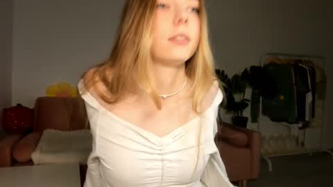 Snapshot of thisisamelia chatting on March 2025 05:06:02 PM Amelia  shows on mondays fridays and sundays  if anything changes im giving updates on my fansly  online show from March 2025 05:06:02 PM