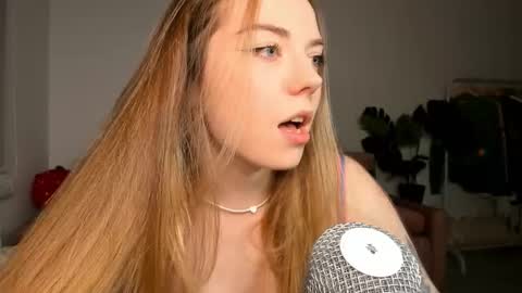Snapshot of thisisamelia chatting on March 2025 04:46:01 PM Amelia  shows on mondays fridays and sundays  if anything changes im giving updates on my fansly  online show from March 2025 04:46:01 PM