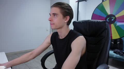 Snapshot of thomas_brons chatting on June 2026 05:15:02 PM THOMAS BRONS online show from June 2026 05:15:02 PM