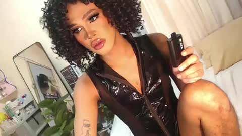 Snapshot of tiara_perezx chatting on December 2024 01:42:01 AM Sam online show from December 2024 01:42:01 AM