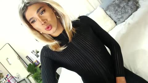 Snapshot of tiara_perezx chatting on February 2025 02:42:01 AM Sam online show from February 2025 02:42:01 AM