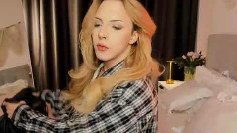 Snapshot of tiffany_king chatting on April 2026 05:40:02 AM Tiffany online show from April 2026 05:40:02 AM