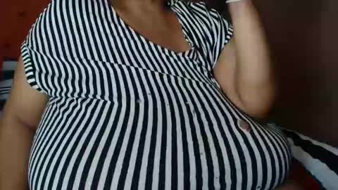 Snapshot of tinagiant chatting on April 2026 08:17:01 AM tinagiant online show from April 2026 08:17:01 AM