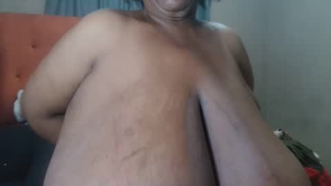 Snapshot of tinagiant chatting on May 2026 04:01:02 PM tinagiant online show from May 2026 04:01:02 PM