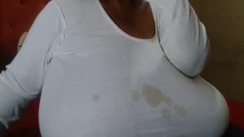 Snapshot of tinagiant chatting on May 2026 10:09:02 AM tinagiant online show from May 2026 10:09:02 AM
