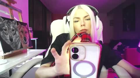 stage Kylie Sinner  brand CLITBAIT online show from October 2025 10:21:02 PM