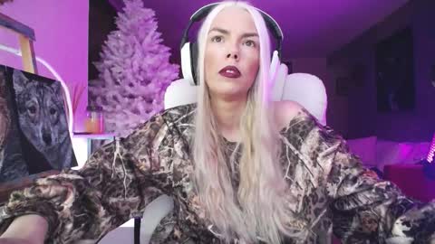 stage Kylie Sinner  brand CLITBAIT online show from November 2025 02:58:01 AM