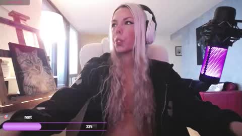 stage Kylie Sinner  brand CLITBAIT online show from March 2026 10:02:02 PM