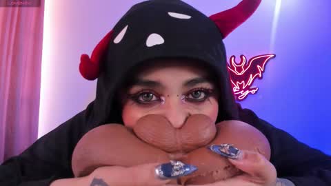   Independent model online show from September 2025 06:08:02 PM