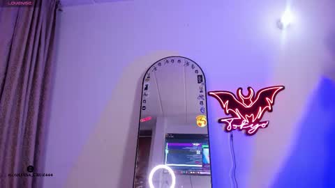   Independent model online show from October 2025 11:46:02 PM