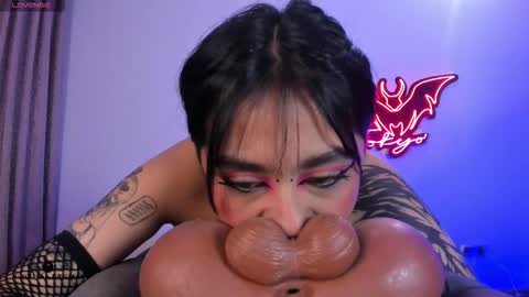   Independent model online show from January 2026 11:30:02 PM