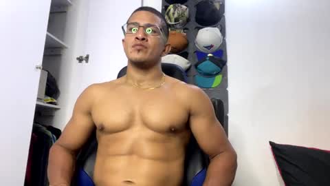 Snapshot of tom_kingfit chatting on February 2025 01:00:02 AM SPORTSFIT29 online show from February 2025 01:00:02 AM