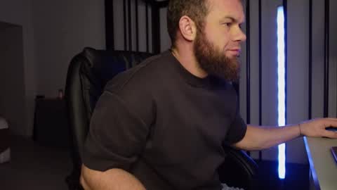 Snapshot of tommy_burnzzz chatting on February 2025 02:37:02 AM tommy burnzzz online show from February 2025 02:37:02 AM