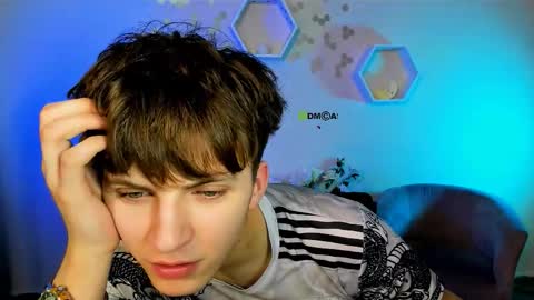 Snapshot of travis_wolf_ chatting on December 2025 08:07:02 PM Travis online show from December 2025 08:07:02 PM