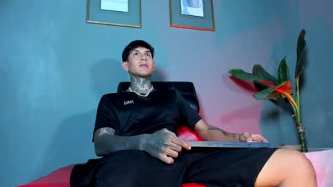 TRAV - INDEPENDENT MODEL online show from March 2025 01:11:01 AM