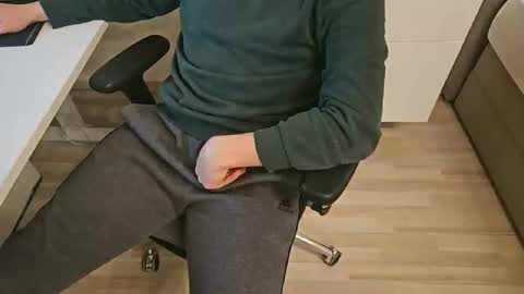 tree1989 online show from February 2025 07:00:01 PM